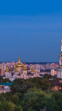 Geceleyin Kyiv Pechersk Lavra 'nın Çan Kulesi' nin Aydınlanması