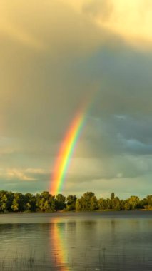 Nehir üzerindeki gökkuşağı dikey video zaman aşımı