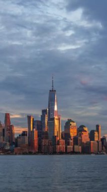 Günbatımı dikey videosunda Aşağı Manhattan 'a bak 