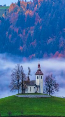 Slovenya 'da Sveti Tomas şapeli puslu gün doğumunda dikey video süresi doluyor