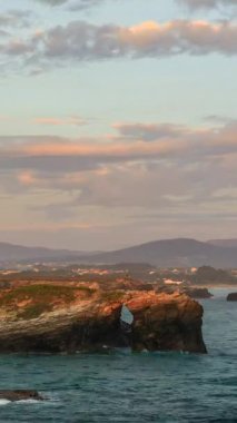 Praia das Catedrais İspanya 'nın kuzeybatı kıyısında yer alır. Gündoğumu, dikey video, zaman aşımı