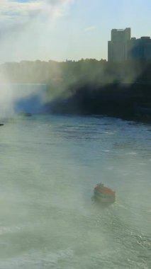 Niagara Şelalesi 'nde ABD ve Kanada' daki Niagara Nehri 'nin her iki yakasında tekne turları mevcuttur. Dikey video 
