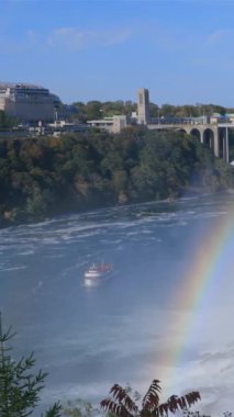 Niagara Şelalesi 'nde ABD ve Kanada' daki Niagara Nehri 'nin her iki yakasında tekne turları mevcuttur. Dikey video 