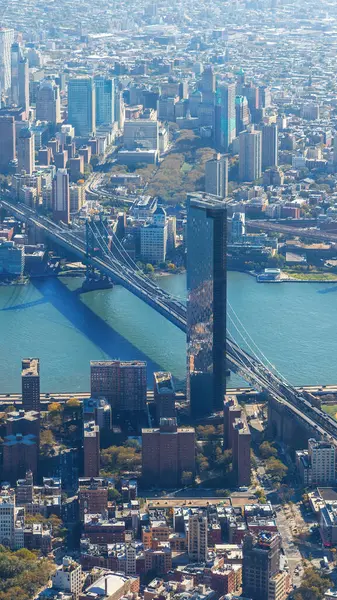 Manhattan 'a bak. Helikopterden New York silueti yükseliyor. 