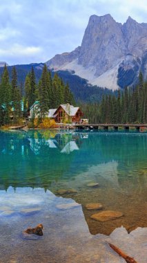 Yoho Ulusal Parkı 'ndaki Emerald Gölü, British Columbia, Kanada