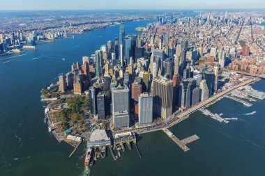 Manhattan 'a bak. Helikopterden New York silueti yükseliyor. 