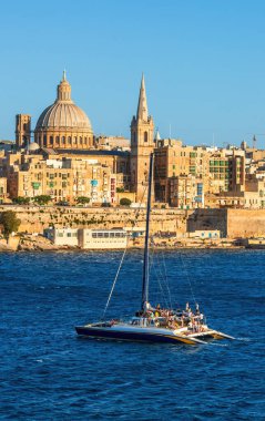 Gün batımında Valletta ufkuna bak. Valletta, Akdeniz ada ülkesi Malta 'nın küçük başkentidir..