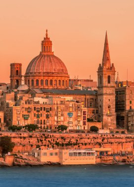 Gün batımında Valletta ufkuna bak. Valletta, Akdeniz ada ülkesi Malta 'nın küçük başkentidir..