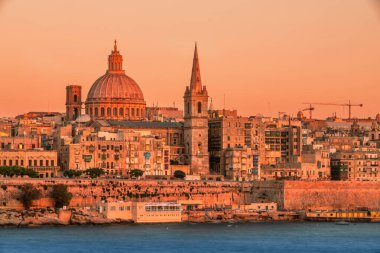 Gün batımında Valletta ufkuna bak. Valletta, Akdeniz ada ülkesi Malta 'nın küçük başkentidir..