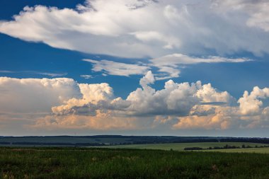 Günbatımından önce Ukrayna 'nın yeşil bir köyünde kümülüs bulutları