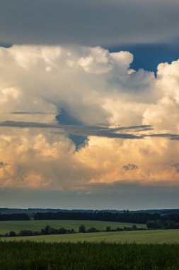 Günbatımından önce Ukrayna 'nın yeşil bir köyünde kümülüs bulutları