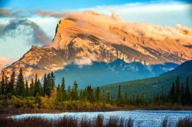 Vermilion Gölü, Kanada 'nın Rocky Dağları' nda, Banff, Alberta 'nın hemen batısında bulunan ve günbatımında Rundle Dağı' nın arka planında yer alan bir göl serisidir..