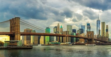 Manhattan Panoraması Brooklyn Köprüsü Parkı 'ndan gün batımında gökyüzü