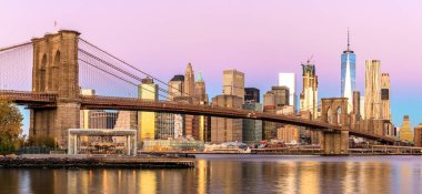 Manhattan Panoraması, Brooklyn Köprüsü Parkı 'ndan gün doğumunda gökyüzü...