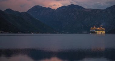  Aydınlatılmış gemi güneş doğmadan önce Kotor Körfezi 'ne varıyor..