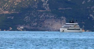 Kotor, Karadağ - 16 Eylül 2024: Emerald Azzura motorlu yatı Kotor Körfezi 'ne geliyor.