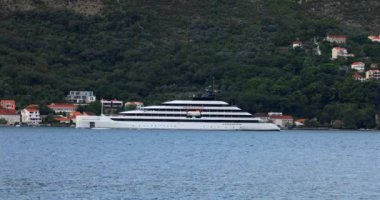 Kotor, Karadağ - 16 Eylül 2024: Emerald Azzura motorlu yatı Kotor Körfezi 'ne geliyor.