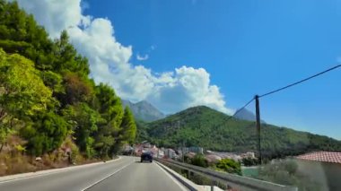 Split 'ten Dubrovnik' e kadar Hırvatistan kıyılarında sürerken, yanında dramatik uçurumlar, köyler ve gök mavisi sularla Adriyatik Denizi 'nin çarpıcı manzarası sunuluyor.