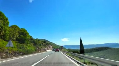 Split 'ten Dubrovnik' e kadar Hırvatistan kıyılarında sürerken, yanında dramatik uçurumlar, köyler ve gök mavisi sularla Adriyatik Denizi 'nin çarpıcı manzarası sunuluyor.