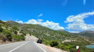 Split 'ten Dubrovnik' e kadar Hırvatistan kıyılarında sürerken, yanında dramatik uçurumlar, köyler ve gök mavisi sularla Adriyatik Denizi 'nin çarpıcı manzarası sunuluyor.