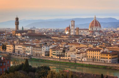 Santa Maria del Fiore katedrali ve Vecchio Sarayı da dahil olmak üzere gün batımında Piazza Michelangelo 'dan İtalya' ya uzanan Panorama