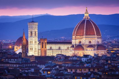 Santa Maria del Fiore Katedrali Floransa 'nın merkezi simgesidir. Öyle büyük ve karmaşık bir mimari yapıdır ki, tamamlanması 150 yıl sürmüştür.