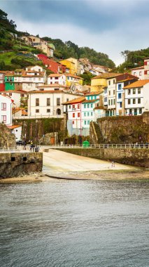 Kuzey İspanya 'da Cudillero' nun pitoresk köyü, bir yamaçta yuva yapmış renkli evleri, liman üzerinde büyüleyici bir köprüsü ve sakin suları çevreleyen yemyeşil yemyeşil bir alanı vardır.