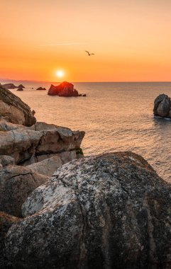 İspanya, Cantabria 'daki Urros de Liencres' da gün batımı. Bu çarpıcı kaya oluşumları, çarpıcı kıyı manzarası ve çarpıcı okyanus manzarasıyla bilinen Liencres Doğal Parkı 'nda yer almaktadır..