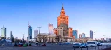 Varşova 'da sabahın erken saatlerinde. İlk güneş ışığı Kültür ve Bilim Sarayı 'nı aydınlatarak, tarihi cephesine altın bir parıltı saçar. Modern gökdelenler geçmişe ve geleceğe zıt yükselir..