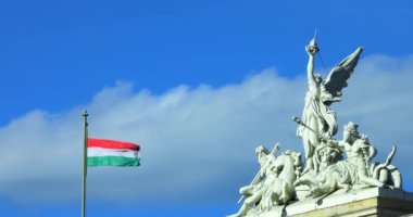 Budapeşte, Macaristan - 29 Mayıs 2025: Budapeşte, Macaristan 'daki ana uluslararası ve şehirler arası demiryolu terminali olan Budapeşte Keleti istasyonunun tepesinde bayrak. 