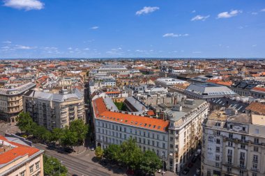 Buda Şatosu, Matthias Kilisesi, Balıkçı Kalesi ve Tuna Nehri 'nin açık bir yaz gökyüzü altında yer aldığı Budapeşte' nin panoramik manzarası.
