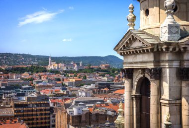 Matthias Kilisesi 'nin panoramik manzarası ve Budapeşte' deki Balıkçı Kalesi. Arka planda Buda Tepeleri var. Güneşli bir yaz gününde St. Stephens Bazilikası 'nın kubbesinden alındı..