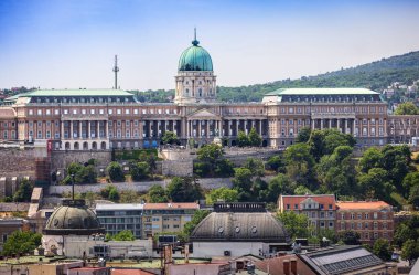 Budapeşte 'deki St. Stephens Bazilikası' nın gözlem güvertesinden yakalanan yemyeşil kubbesi ve neoklasik cepheleriyle Budin Kalesi 'nin panoramik manzarası..