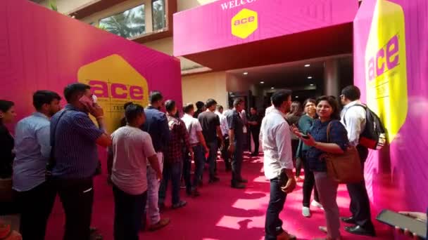 2022年11月 印度孟买 游客排队等候参加在孟买举行的Acetec 2022展览 展览的主题是建筑 家具和建筑材料 — 图库视频影像