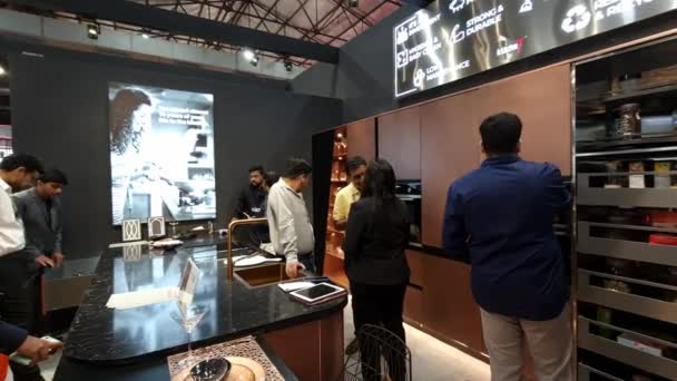 2022年11月 印度孟买 游客从一个摊位搬到另一个摊位 参加在孟买举行的Acetec 2022展览 展览的主题是建筑 家具和建筑材料 — 图库视频影像