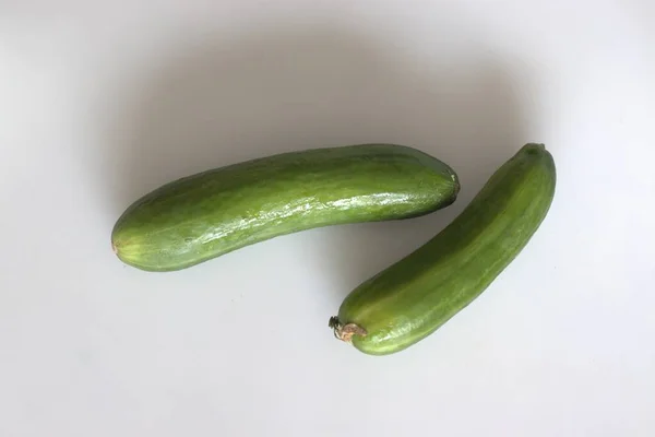 新鲜的绿色黄瓜 黄瓜是一种水分含量高的有营养的水果 吃黄瓜可以帮助降低血糖 防止便秘 支持体重减轻 在白色背景下开枪 — 图库照片