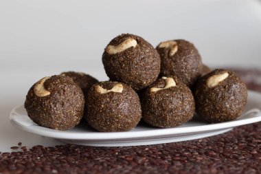 Poongar rice laddu. Sağlıklı bir aperatif ya da vajina pilavı, jaggery ve taze rendelenmiş hindistan cevizinden yapılmış ladoo. İçinde kahve, yağ ve şeker olmayan bir tarif. Arka planda vajina pilavı ile vurulmuş..