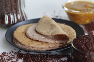 Yumuşak süngerimsi krepler, mayalanmış poongar pilavı ve mercimek hamurundan yapılmış. Poongar pilavı yumuşak dosa ve sambar, Poongar pirinç krepleri. Beyaz arkaplanda çekilen.