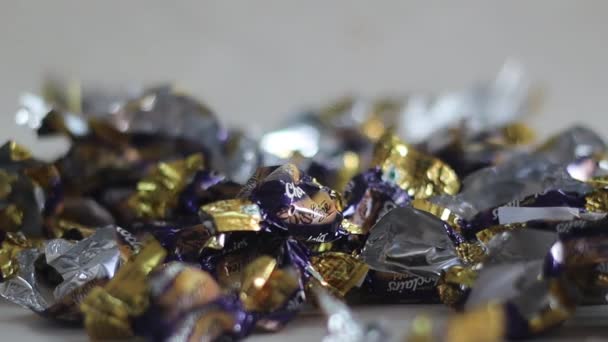 Mumbai Indien März 2023 Bonbonverpackungen Fallen Zeitlupe Einwickler Von Cadbury — Stockvideo