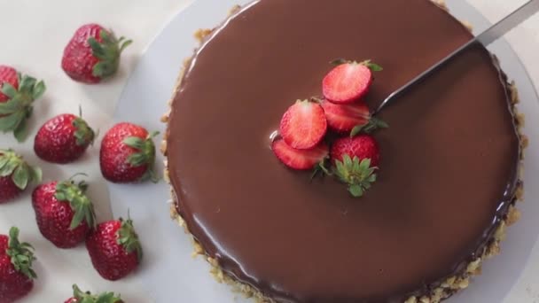 Aus Einem Schokoladenkuchen Mit Schokoladenganache Ein Dreieckiges Stück Schneiden Und — Stockvideo