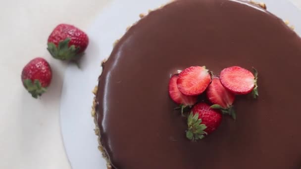 Legen Sie Frische Erdbeeren Schokoladenkuchen Mit Schokolade Ganache Und Mit — Stockvideo