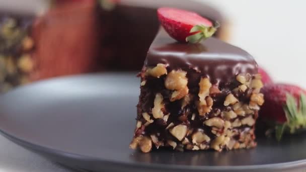 Ein Stück Schokoladenkuchen Mit Schoko Ganache Und Mit Walnüssen Und — Stockvideo