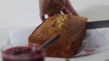 Ekşi kremalı keki dilimliyorum. Zengin, nemli, tereyağlı ve temel kiler malzemelerinden yapılmış lezzetli ekşi kremalı kek. Kahvaltı ya da tatlı için mükemmel.