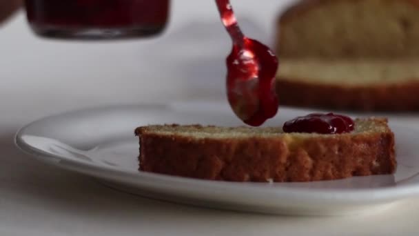 在酸奶油磅的蛋糕上涂草莓酱 在白色背景下开枪 — 图库视频影像