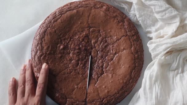Házi Süteményes Csokis Brownie Szeletelése Lövés Fehér Háttér — Stock videók
