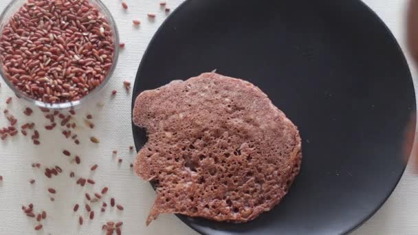 Sirviendo Tortitas Arroz Rojo Una Sobre Otra Panqueques Hechos Una — Vídeo de stock