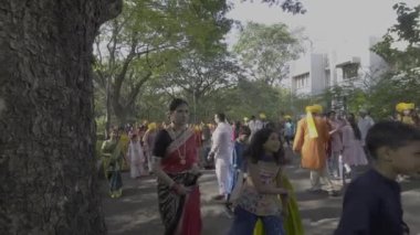 Mumbai, Hindistan, Mart 2023: Gudi Padwa 'yı kutlayan insanlar geçidi. Geleneksel Marathi ve Konkani Hinduları için Hindistan 'daki diğer Hindular tarafından düzenlenen bir bahar festivali.