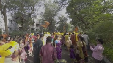 Mumbai, Hindistan, Mart 2023: Gudi Padwa 'yı kutlayan insanlar geçidi. Geleneksel Marathi ve Konkani Hinduları için Hindistan 'daki diğer Hindular tarafından düzenlenen bir bahar festivali.