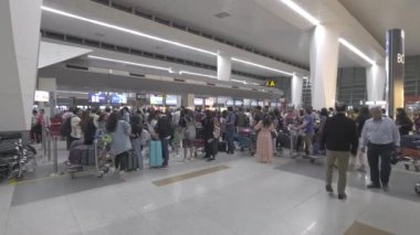 Delhi, Hindistan, Nisan 2023: Hafta sonları seyahat eden çok sayıda insan Delhi Indira Gandhi Uluslararası Havalimanı 'nın karşısındaki çeklerin önünde kalabalıklaşıyor. 