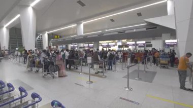 Delhi, Hindistan, Nisan 2023: Hafta sonları seyahat eden çok sayıda insan Delhi Indira Gandhi Uluslararası Havalimanı 'nın karşısındaki çeklerin önünde kalabalıklaşıyor. 